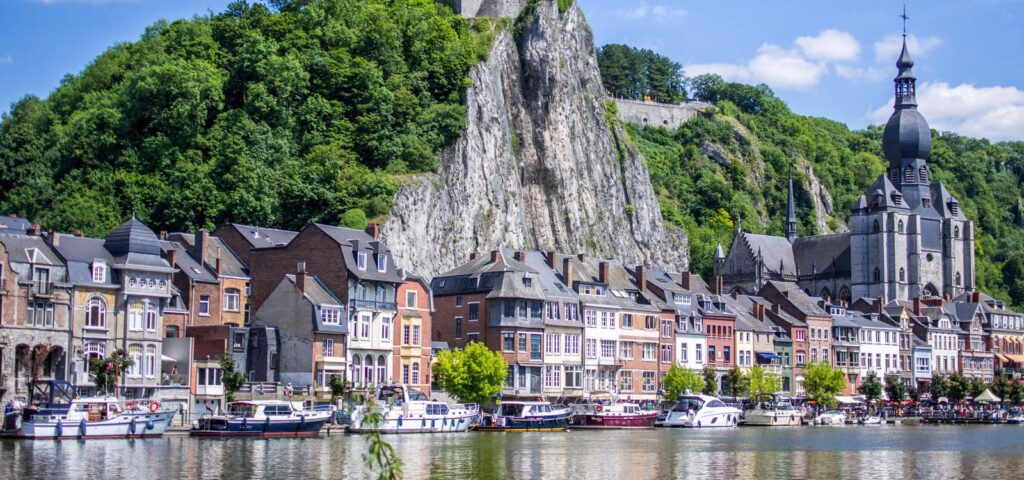 au-fil-de-la-meuse-dinant-ville-1600x750